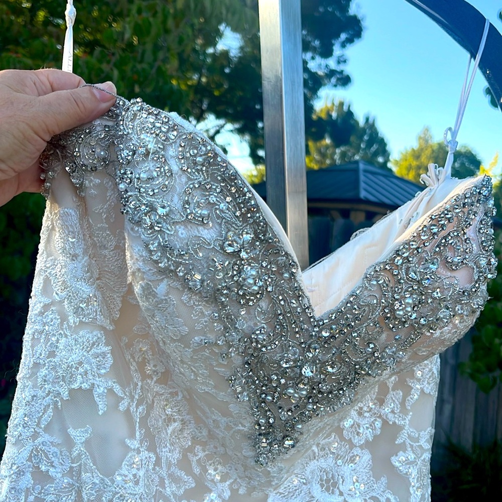 NWOT Allure Bridal Gown-fitted top Swarovski crystals/ lace / beads Sz 12